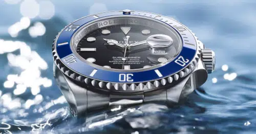 Immagine di un orologio subacqueo con una cassa in acciaio inossidabile e un quadrante nero con indici luminosi.
