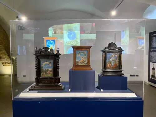 Immagine di un allestimento di orologi italiani con 5 ore in mostra