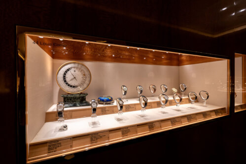 La collezione vintage del museo Patek Philippe offre una visione unica sugli orologi antichi, con pezzi che risalgono fino al XIX secolo. Visita la mostra per scoprire la storia dell'orologeria e ammirare alcuni dei più preziosi pezzi della collezione.