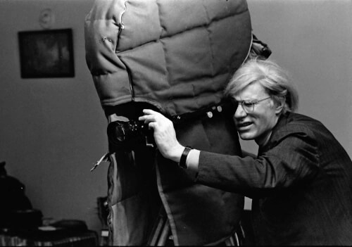 Andy Warhol con il suo orologio Tank di Cartier preferito, uno dei più iconici orologi da polso di tutti i tempi.