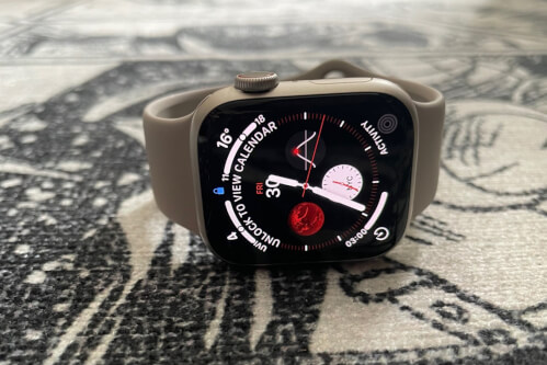 Immagine di un Apple Watch Series 8 con le sue caratteristiche principali in evidenza