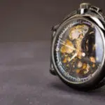 un orologio portato dall'orologiaio per essere riparato