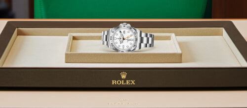 Immagine di un Rolex M226570-0001 in posizione verticale su un vassoio, l'orologio perfetto per gli esploratori".