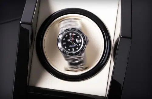 Immagine di un orologio da polso con un cacciavite in mano, pronto per la manutenzione.