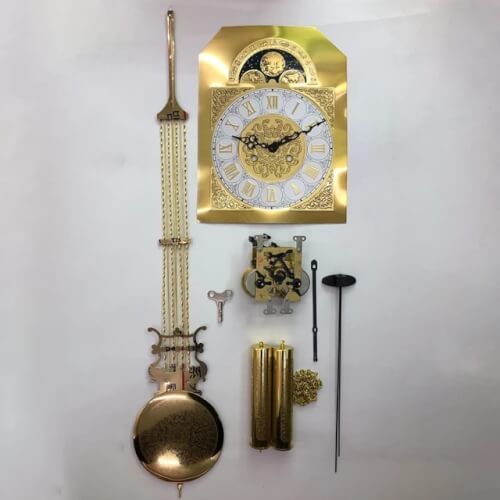 Immagine di un orologio a pendolo in manutenzione, mostrando le parti interne e le complesse meccaniche che lo compongono.