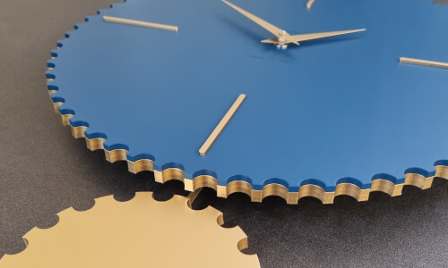 Immagine di un particolare del Pendolo Ritz 1, un orologio a pendolo che richiede una manutenzione regolare per mantenere l'accuratezza dell'orologio.