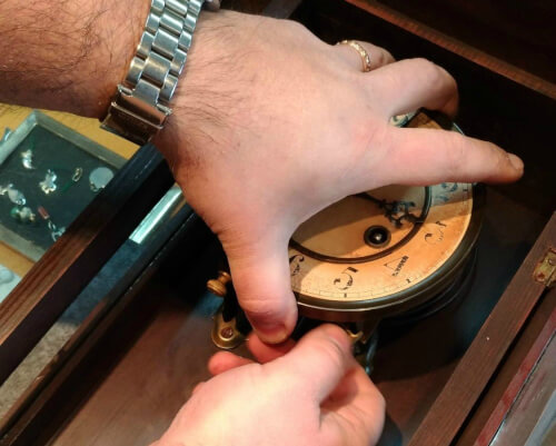Immagine di un orologio a pendolo con l'evidenza della manutenzione necessaria per mantenerlo in buone condizioni.
