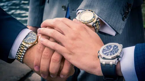 Uomo con un orologio di lusso, simbolo di stile ed eleganza