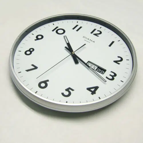 Immagine di un orologio a muro con la dicitura "Prodotti-2778