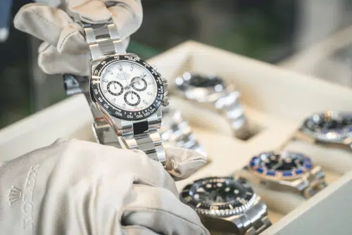 Orologi di lusso: un'immagine di un orologio di lusso con una cassa dorata e un cinturino in pelle marrone