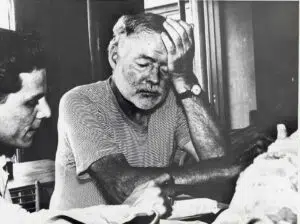 Il famoso scrittore hemingway seduto con un orologio al polso