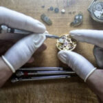 orologiaio esperto che ripara un orologio antico