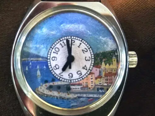 Orologio dipinto a mano finito, una rappresentazione artistica di un orologio reale