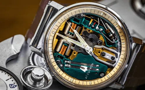 Immagine di un orologio al quarzo con una lancetta dei secondi che si muove