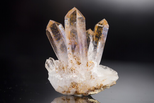 Immagine di un cristallo di quarzo, una delle più comuni forme di silice, utilizzata in vari settori come l'industria della gioielleria, l'industria della tecnologia e l'industria della medicina.
